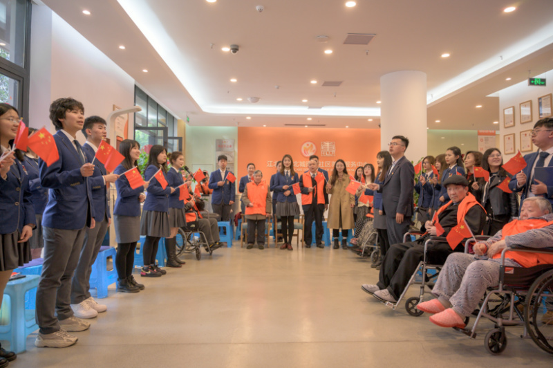 8|免费看球
师生与老人们合唱《我和我的祖国》.jpg