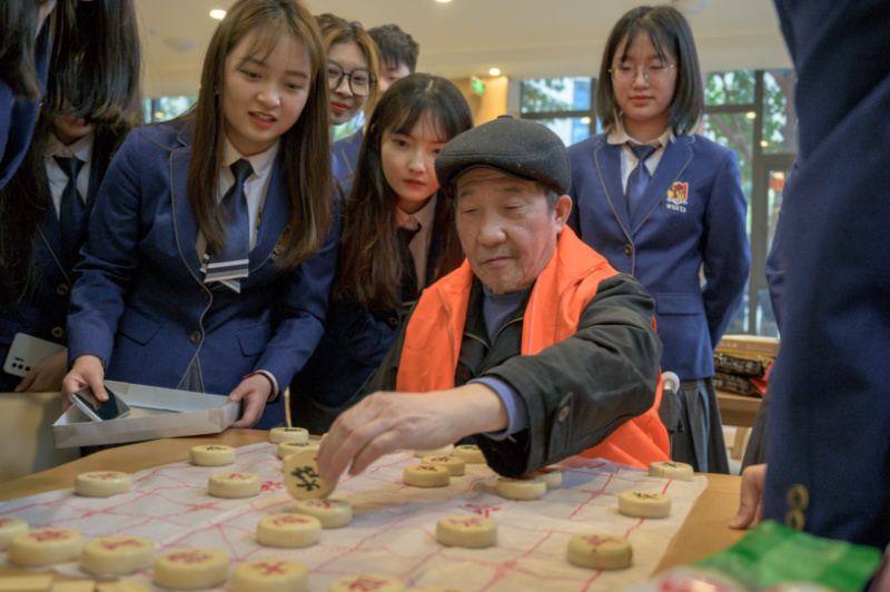 14|免费看球
学子陪老人下棋.jpg