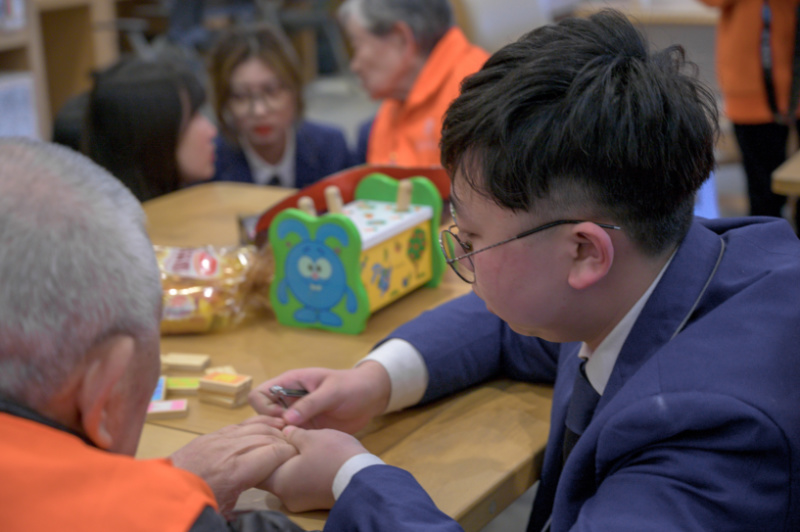 12|免费看球
学子为老人剪指甲.jpg