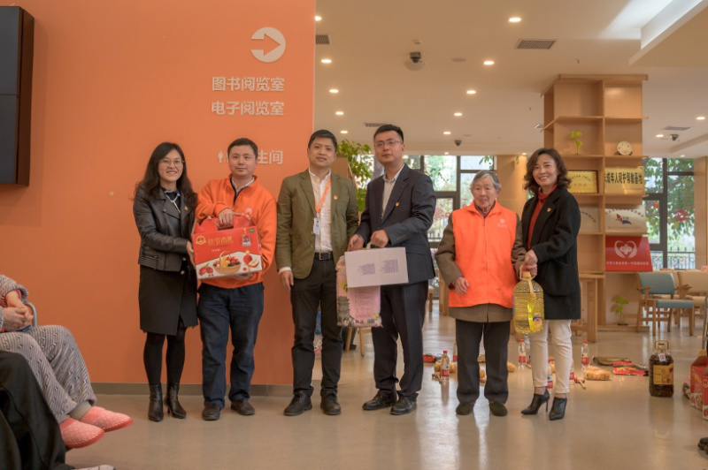 10|免费看球
老师代表为老人们捐赠物资.jpg