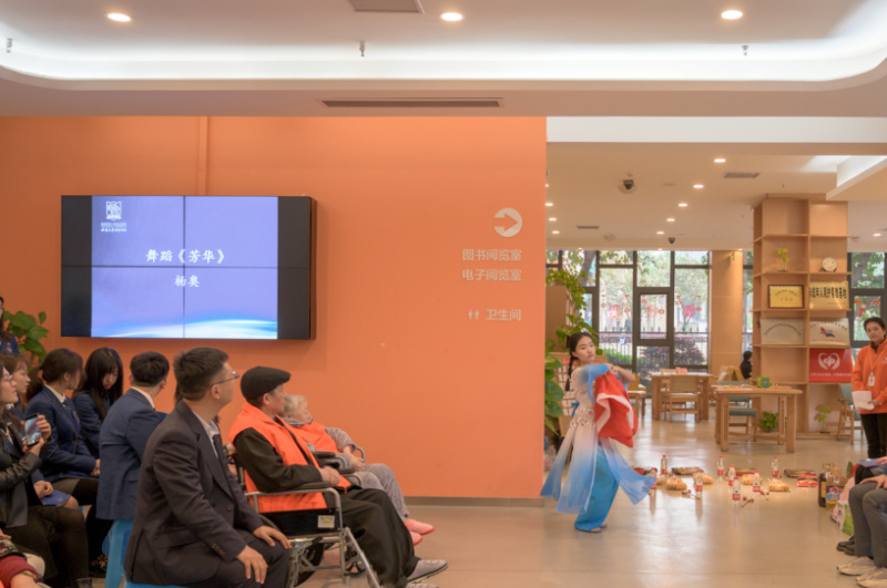 6|免费看球
学子表演舞蹈《芳华》.jpg